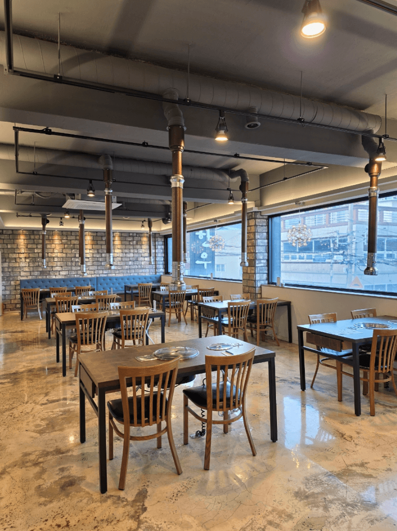 2층 프라이빗 룸 · 최대 18인